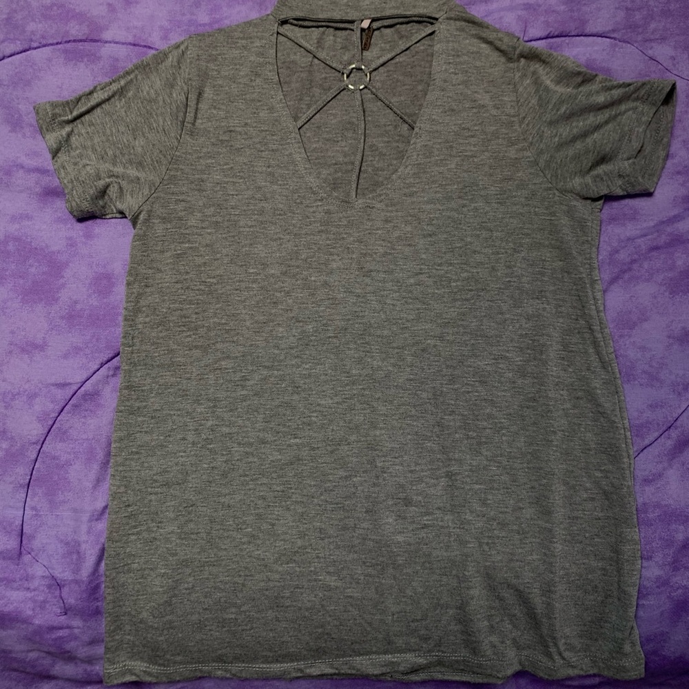 Gray shirt with jewelry collar